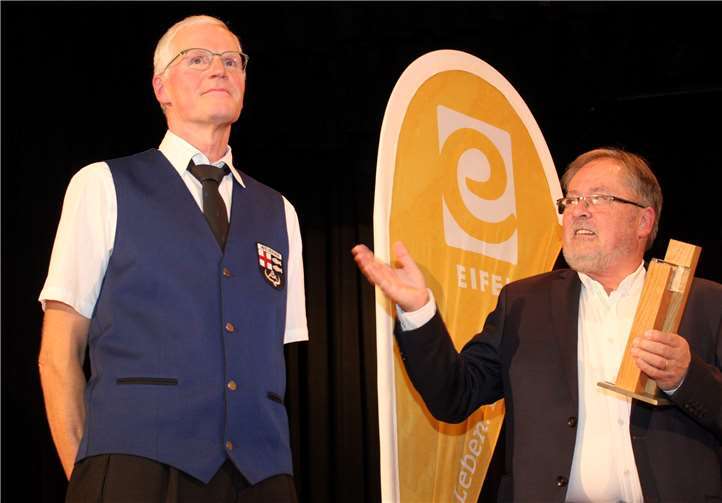 Vorbildliche Nachwuchsarbeit gewürdigt Weiberns Ortsbürgermeister Peter Josef Schmitz (r.) würdigte in seiner Laudation das Engagement des Vorstands und Ralf Geppert.