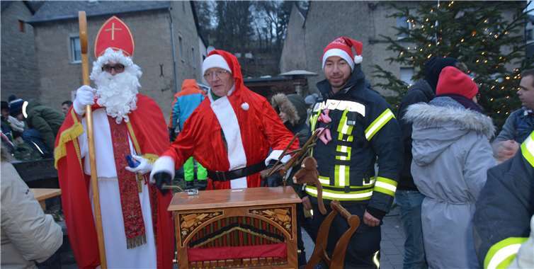 Weiberns Wehrführer Björn Schulz immer im Einsatz – egal ob als Bodyguard des Nikolauses oder beim Nachfüllen des Glühweins. Fotos: BE
