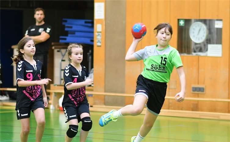 Weibliche E-Jugend: Dilara Bübül beim Angriff Fotos: TuS Grün-Weiß Mendig