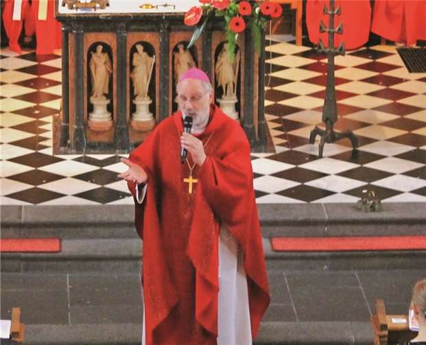 Weihbischof Ansgar Puff bei der Begrüßung insbesondere der Firmlinge.