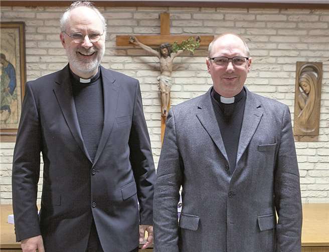 Weihbischof Ansgar Puff und Pfarrverweser Hermann Josef Zeyen zeigten sich optimistisch, dass die Gemeindeversammlung einen ersten Schritt zur Versöhnung der Kirchengemeinde darstellt.