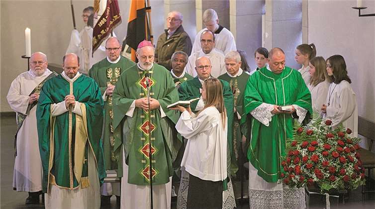 Weihbischof Ansgar Puff verabschiedete in einer Heiligen Messe in der Pfarrkirche St. Martin die Patres des Deutschen Ordens aus Rheinbach Damian Hungs, Dieter Lieblein und Clemens Maria Pieper. JOST