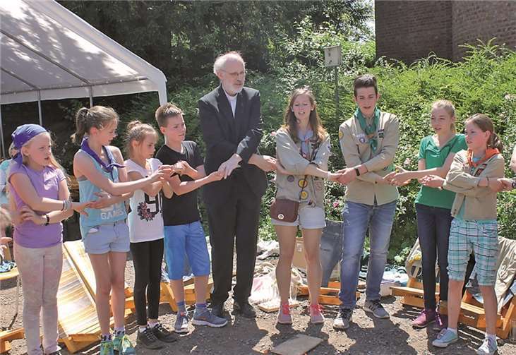 Weihbischof Ansgat Puff mit den Pfadfindern.