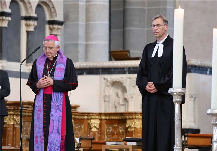 Weihbischof Franz Josef Gebert (li.) während der Andacht für die Opfer der Flutkatastrophe. Foto: Bistum Trier/ Inge Hülpes