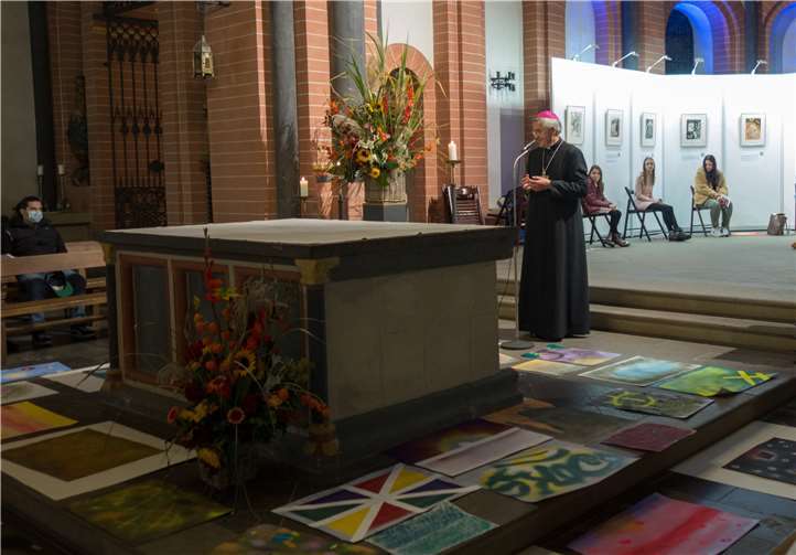 Weihbischof Franz Josef Gebert spricht das Grußwort zur Finissage. Foto: Julia Fröder/Bistum Trier