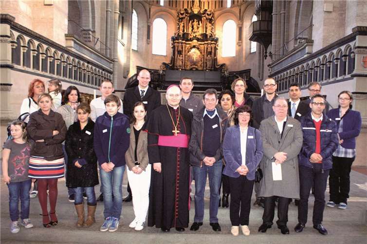 Weihbischof Helmut Dieser mit den Taufbewerberinnen und Bewerbern. Privat