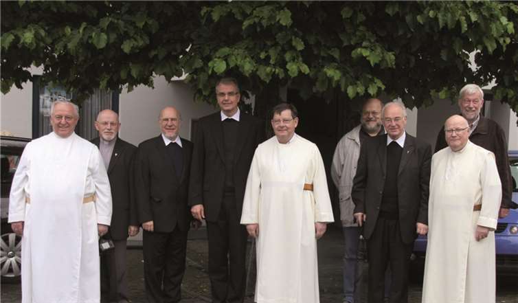 Weihbischof Jörg Michael Peters (4.v.r.) hat Pater Wolfgang Nick (3.v.r.) und die Gemeinschaft der Arnsteiner Patres aus dem Brohltal verabschiedet. privat