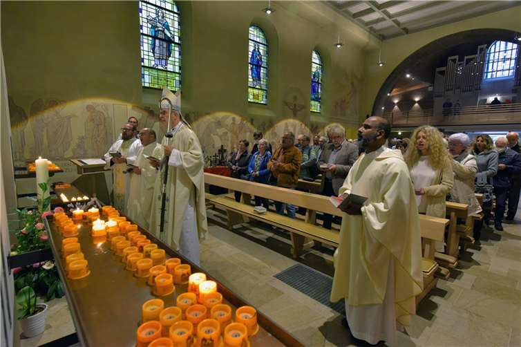 Weihbischof Jörg Michael Peters (Mitte) beim Abschlussgottesdienst. Foto: Brigitte Deiters