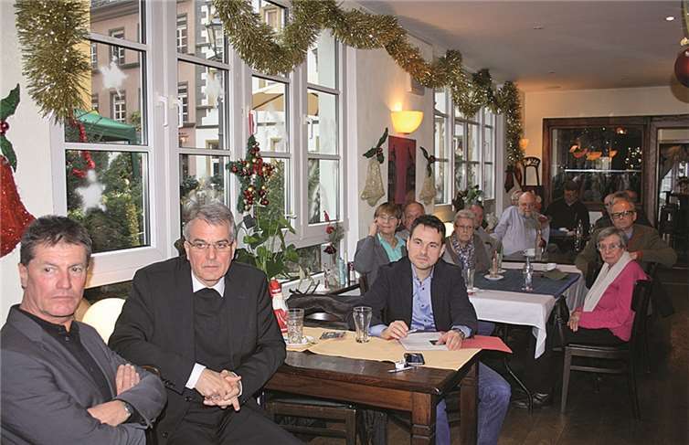 Weihbischof Jörg Michael Peters (Mitte) im Austausch mit interessierten Koblenzerinnen und Koblenzern und den beiden Moderatoren der SPD-Veranstaltung, Detlev Pilger (links) und David Langner (rechts am Tisch). privat