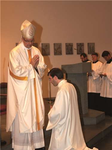 Weihbischof Jörg Michael Peters bei der Weihe von Bruder Michael Ruedin FFSC zum Diakon. privat