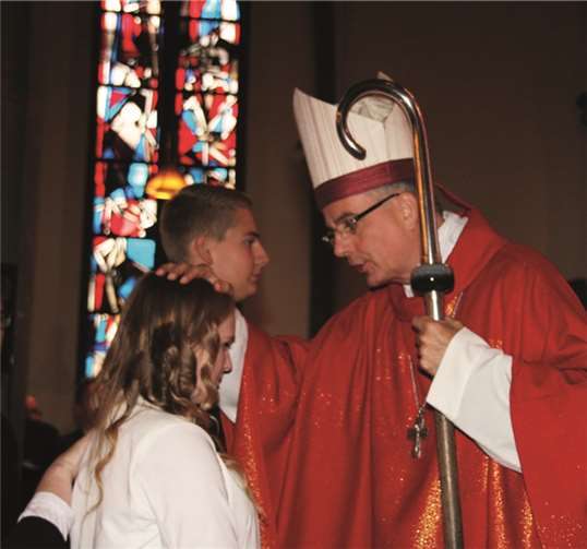 Weihbischof Jörg-Michael Peters firmte in der Mendiger St. Cyriakus Kirche 100 Kinder und Jugendliche aus der Pfarreiengemeinschaft Mendig.