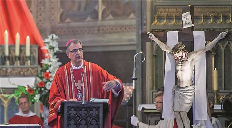 Weihbischof Jörg Michael Peters ging in seiner Predigt beim Pontifikalamt in der Remagener Apollinaris-Kirche auf das diesjährige Motto ein: „Ein Segen sollst Du sein!“JOST