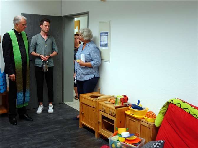 Weihbischof Jörg Michael Peters (li.) wird von Felicitas Flöthner, geschäftsführende Leitung, und Mitarbeiter Carsten Liedtke durch die neuen Räumlichkeiten der FBS geführt.  Foto: Julia Fröder/Bistum Trier