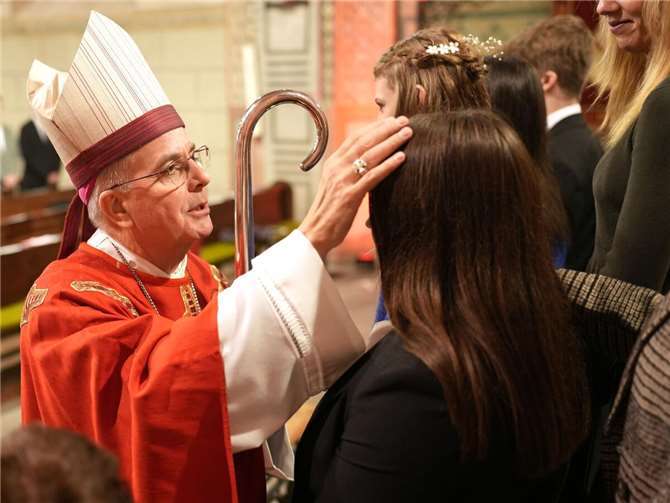 Zusage des Heiligen Geistes als Haltepunkt im Leben Weihbischof Jörg Michael Peters spendet 21 Jugendlichen in St. Margaretha in Bruttig das Firmsakrament. Begleitet werden sie von einer Patin oder einem Paten.