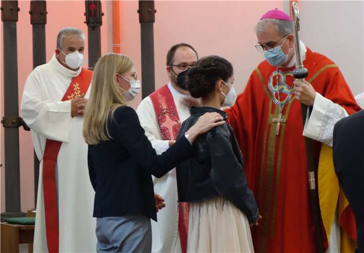 Weihbischof Jörg Michael Peters spendet das Sakrament der Firmung. Foto: Bistum Trier/Julia Fröder