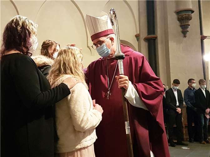 Weihbischof Jörg Michael Peters spendet das Sakrament der Firmung. Foto: Elisabeth Zenner