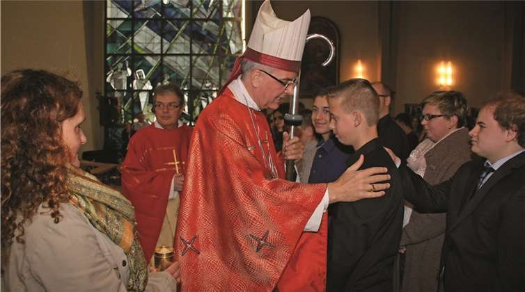 Weihbischof Jörg Michael Peters spendete das Sakrament der Firmung. privat