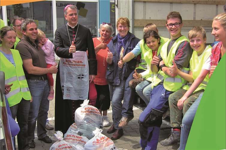 Weihbischof Jörg Peters mit engagierten Helfern.bdkj-Trier