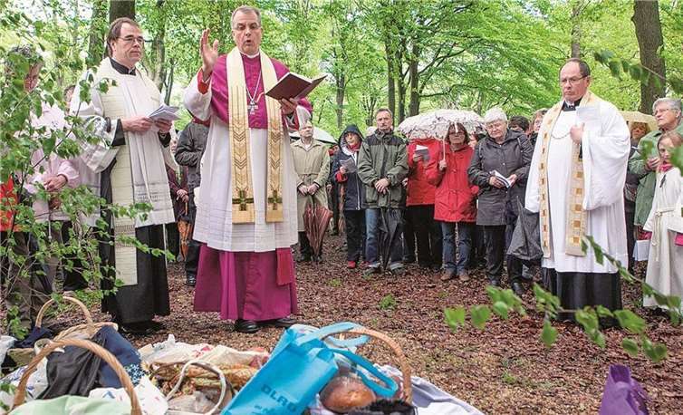 Weihbischof Peters (Mitte) und die Pfarrer Justen (li.) und Ant bei der Brotsegnung. privat