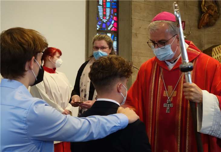 Weihbischof Peters bei der Segnung eines Firmlings.