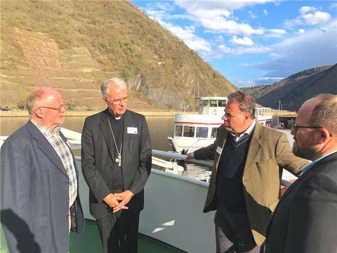 Weihbischof Peters im Gespräch mit dem Leitungsteam, Christoph Nörling (re.) und Georg von der Marwitz (2.v.re.), sowie dem Vorsitzenden des Pastoralen Rates, Bernward Große Sandermann (li.).