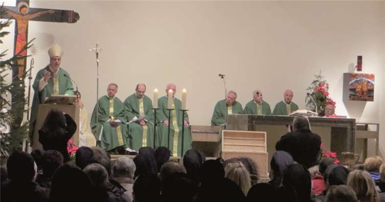Weihbischof Peters in der Pilgerkirche.