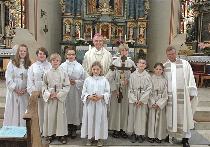 Weihbischof Peters und Pfarrer Dupont mit den Messdienern.