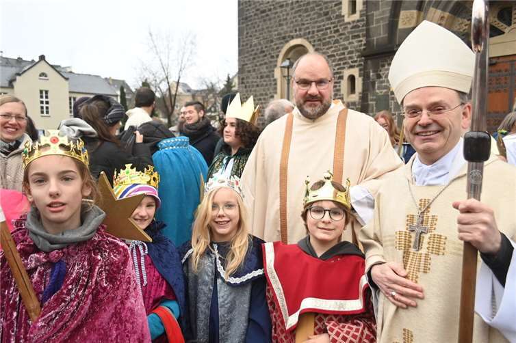 Weihbischof Robert Brahm (1.v.r.) schickte 150 Kinder und Jugendliche auf die symbolische Reise.  Fotos: SK