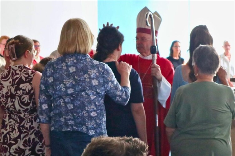Weihbischof Robert Brahm firmt eine junge Christin der Christiane-Herzog-Schule in Engers.