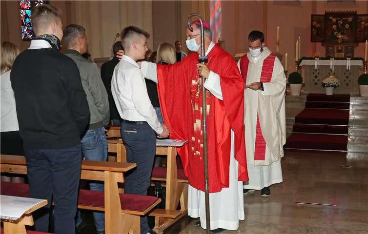 Weihbischof spendete das Sakrament der Firmung.Foto: Privat