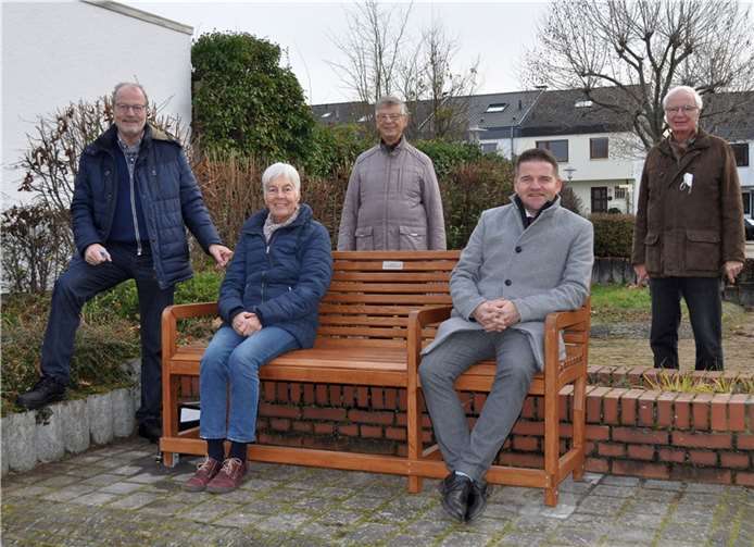 Weihen die Holzbank ein, von links: Lions-Präsident Michael F. Firmenich, Inge Seebens, Ehrenamtliche im Johanniter-Stift, Manfred Weizbauer von den Lions, Bürgermeister Holger Jung und Joachim Krüger von den Lions. Foto: Stadt Meckenheim