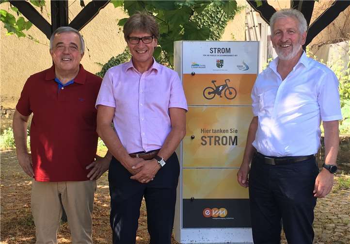 Weihen gemeinsam die neue Pedelec-Station auf dem Winninger Marktplatz ein: (v.li.) Winningens Ortsbürgermeister Rüdiger Weyh, Berthold Nick von der evm und Bruno Seibeld, Bürgermeister der Verbandsgemeinde Rhein-Mosel.Foto: evm