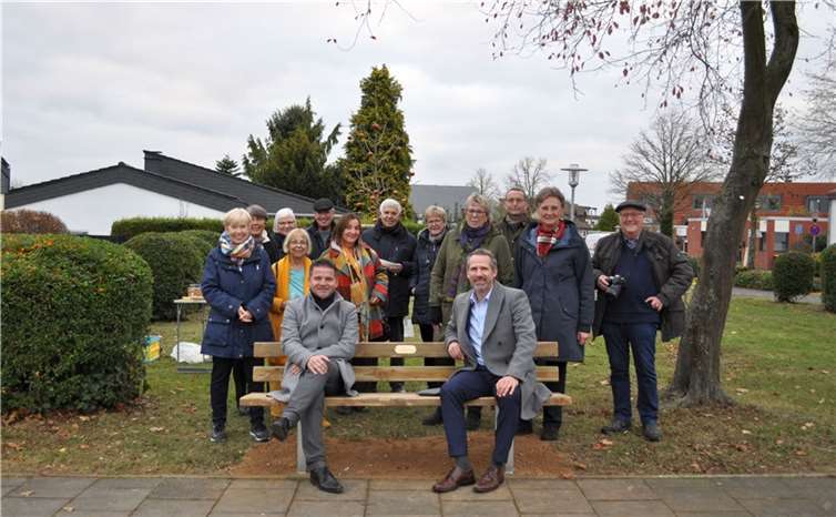 Weihen im Beisein der Lions-Mitglieder die neue Bank ein: Bürgermeister Holger Jung und der Lions-Präsident Dr. Dieter Buhl (vorne von links). Foto: Stadt Meckenheim