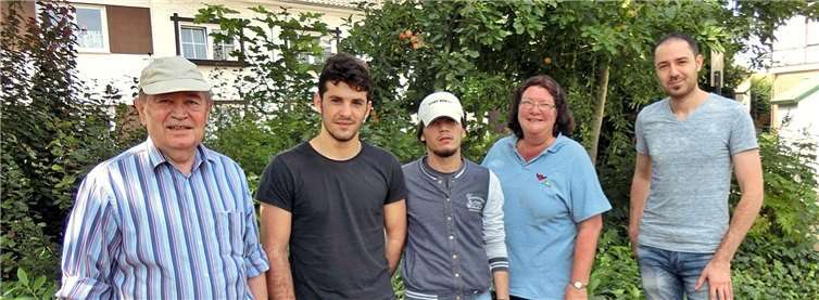 Weiherwart Günter Barthelt weist Mohamed As., Yahea K. und Mohamed Al. unter Assistenz der Vorsitzenden Renate Wolbring in ihre Aufgaben ein.privat