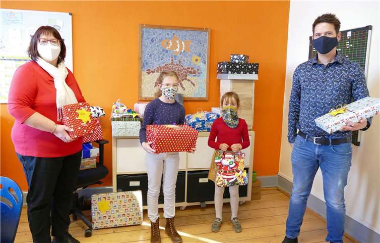 Weihnachten fängt im Herzen an: 30 Wunschsterne „pflückten“ Kinder der Grundschule Pfaffendorf. Foto: privat