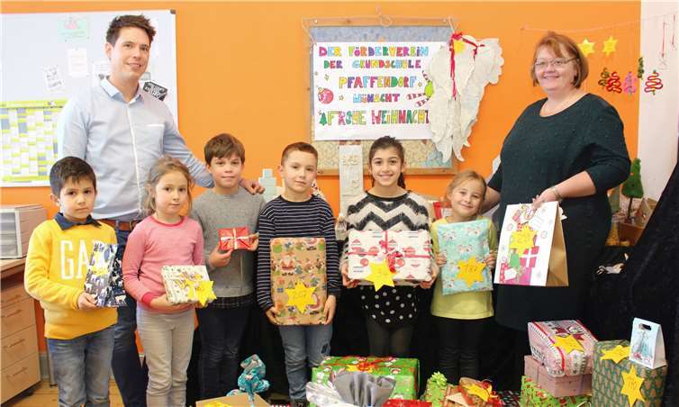 Weihnachten fängt im Herzen an: 50 Wunschsterne „pflückten“ Kinder der Grundschule Pfaffendorf. Fotos: Caritasverband Koblenz e.V.
