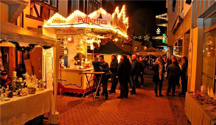 Weihnachtlich beleuchtete Stände luden zum Verweilen ein.