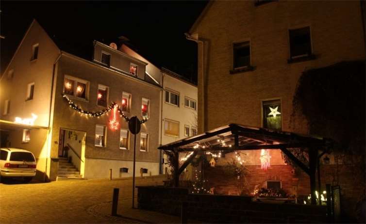 Weihnachtlich dekorierte Fenster erwarten die Besucher. Ortsgemeinde Nievern