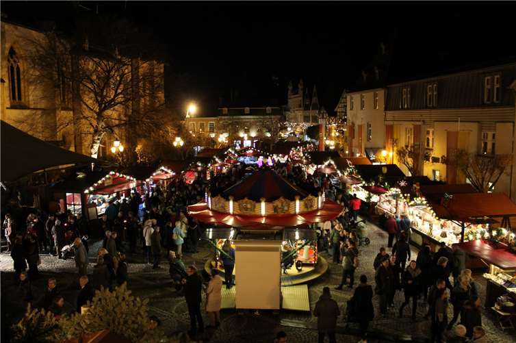 Weihnachtlich geht es an der St. Laurentiuskirche zu.