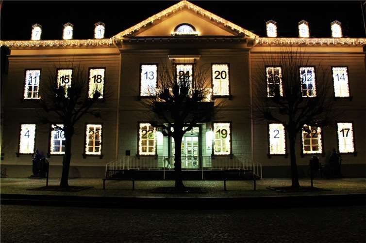 Weihnachtlich geschmückt:  Das Sinziger Rathaus fungiert als Adventskalender. Foto: GS