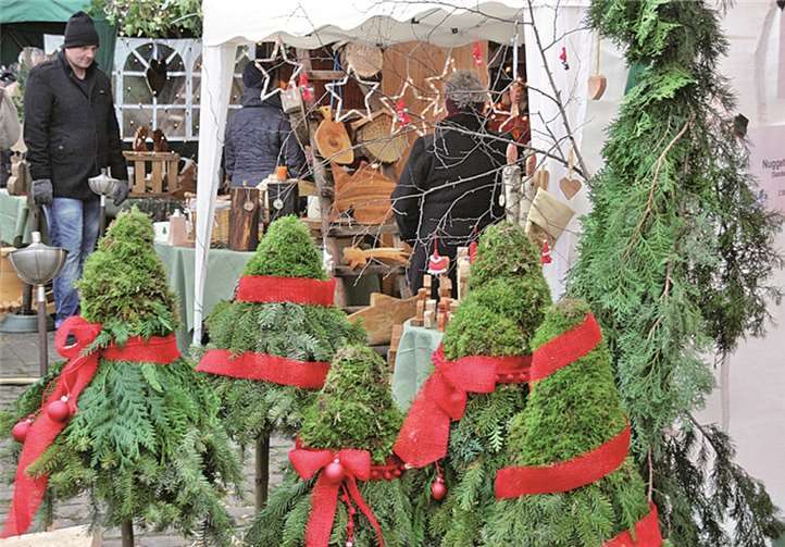 Weihnachtlich geschmückte Weihnachtsbäumchen gehörten zum stimmungsvollen Ambiente des diesjährigen Weihnachtsmarktes in Flerzheim