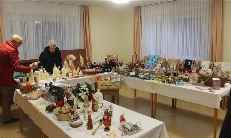 Weihnachtliche Artikel, von den Schwestern hergestellt oder gespendet, konnten für einen guten Zweck erworben werden.-AR-