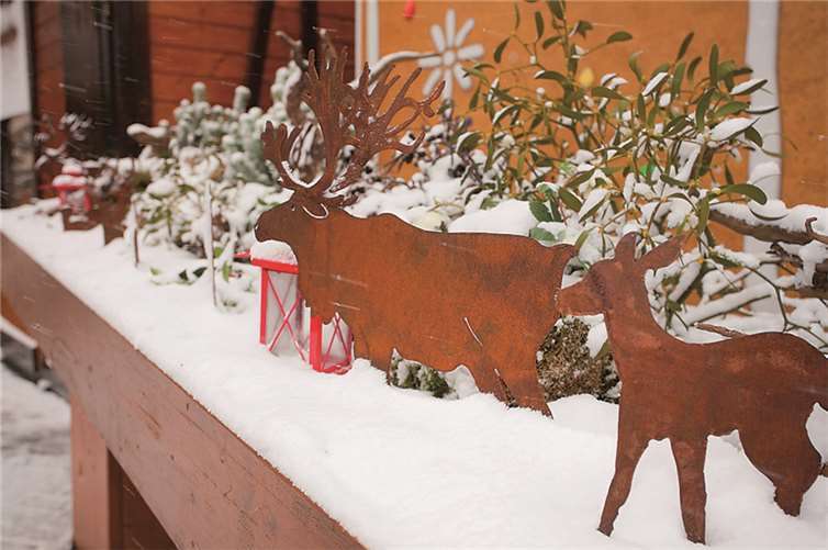 Weihnachtliche Dekoartikel beim Knuspermarkt.  Privat