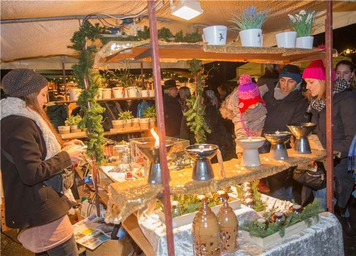 Weihnachtliche Gestecke und passende Winterpflanzen waren hier im Angebot.