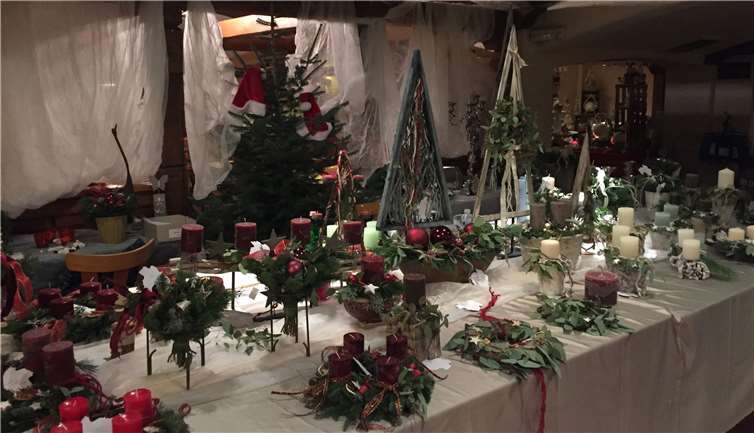 Weihnachtliche Gestecke werden auf dem Nikolausmarkt zum Verkauf angeboten. privat