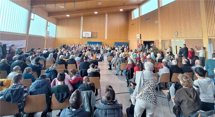 Weihnachtliche Klänge: Schulchor zieht Besucher in Scharen an. Foto: Isabelle Brühl