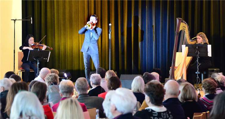 Weihnachtliche Klänge – unter Mitwirkung der Künstlerin Marcia Pyka an der Harfe und Chizuko Takahashi an der Violine – stimmten harmonisch auf das Weihnachtsfest ein.