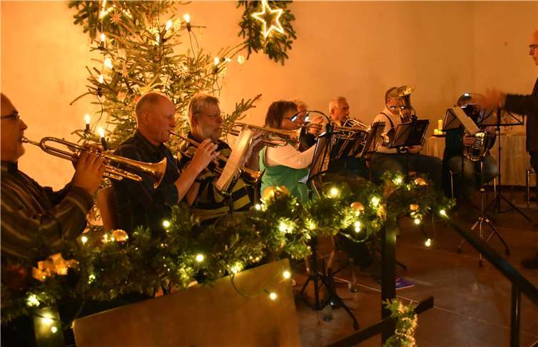 Weihnachtliche Lieder spielte der Posaunenchor Urbach.