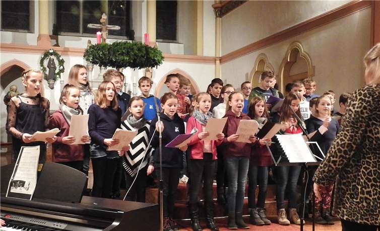 Weihnachtliche Lieder und Musikstücke präsentierten die Schüler. Fotos: Privat