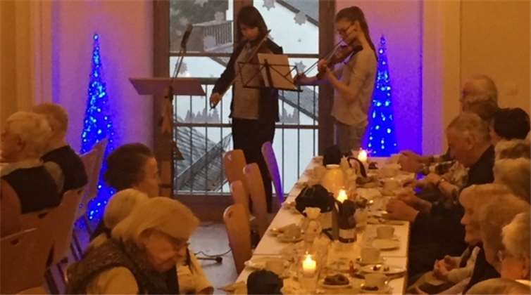 Bürgertreff im weihnachtlichen Glanz Weihnachtliche Musik sorgte für die richtige Stimmung. Privat